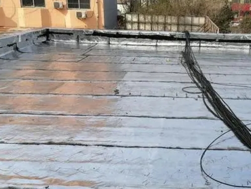 中站卫生间漏水维修公司分享下中站屋面楼顶防水刚性防水层施工要点。